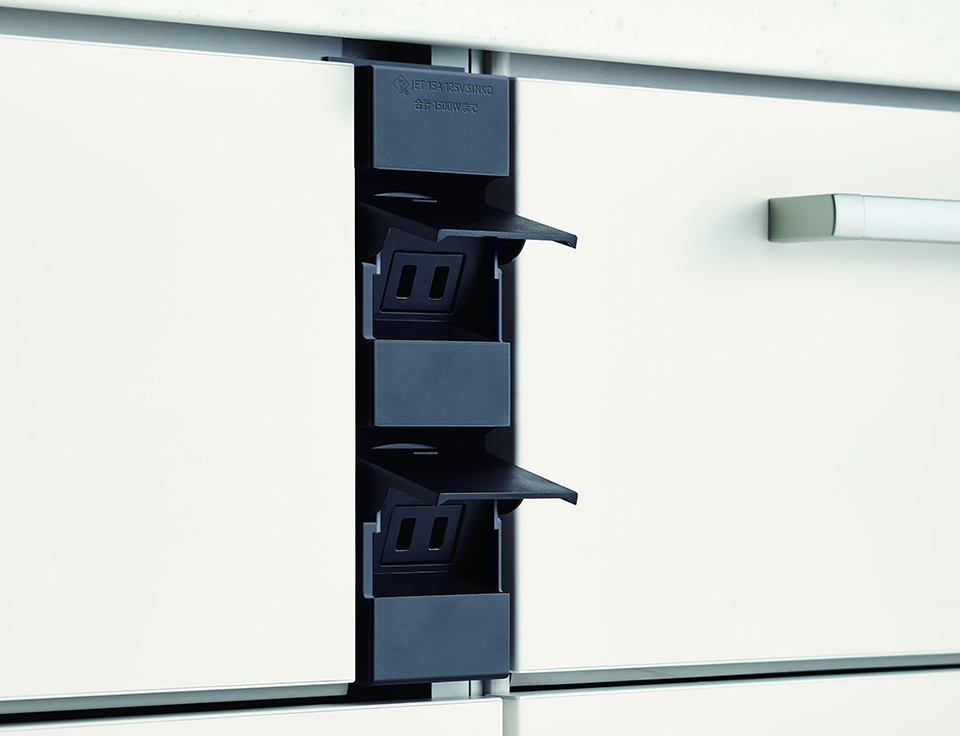 [ 画像 ] 調理家電が手際よく使える、便利な位置に配置。カバーを閉じるとすっきり隠れ、水掛かりも防止する安心の設計です。カラーは「ブラック」「グレージュ」の2種類をご用意しています。