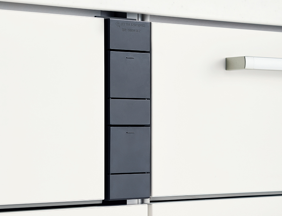 [ 画像 ] 調理家電が手際よく使える、便利な位置に配置。カバーを閉じるとすっきり隠れ、水掛かりも防止する安心の設計です。カラーは「ブラック」「グレージュ」の2種類をご用意しています。