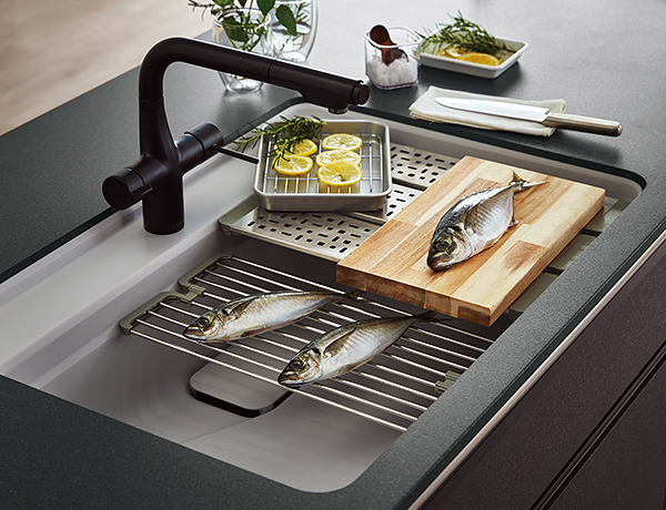 [ 画像 ] シンク内の上段にセットするフォールディングプレートは、ほどよい間隔の水切り穴付きで材料のカットや水切りに大活躍。
