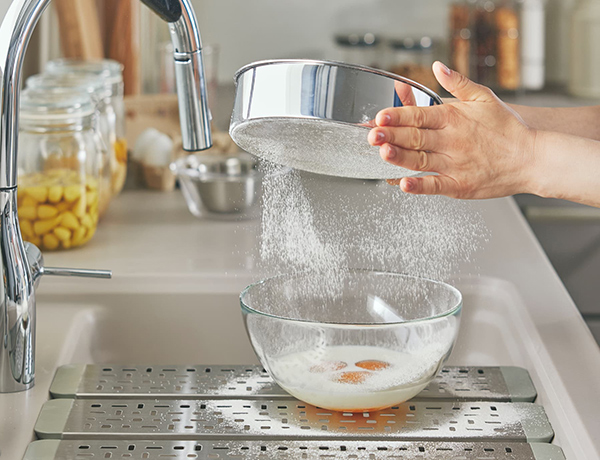 [ 画像 ] 粉が飛び散り周囲を汚しがちなメニューも、シンクの上で調理すれば、サッと水が流せて後片付けが簡単です。