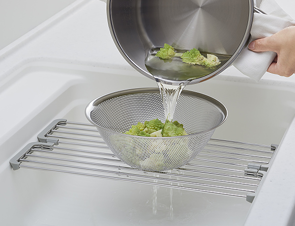 [ 画像 ] 茹でこぼしもシンクの底から離れた位置でおこなえます。
