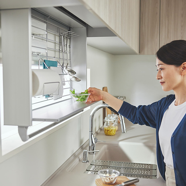 [ 画像 ] 使う時に降ろせるアイレベル昇降キャビネット