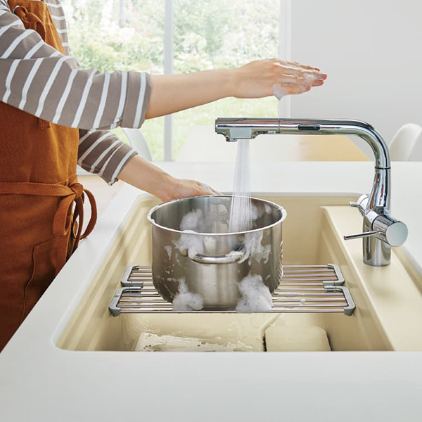 [ 画像 ] 衛生面や節水にも配慮タッチレス水栓一体型浄水器