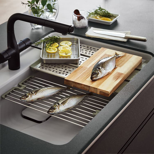 [ 画像 ] 2段のプレートで魚捌きも手軽にスムースワークシンク