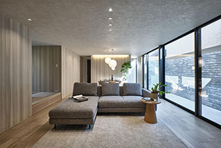 愛車を眺めるガレージハウス