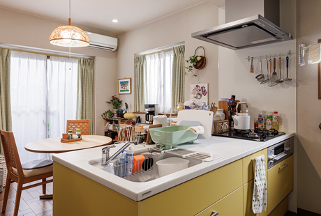 ドラマ『時すでにおスシ!?』に採用されたフラットオープン型の黄色い。カウンターからダイニングが見える。