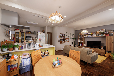 ドラマ『時すでにおスシ!?』のLDK。トクラスの黄色いキッチンが採用されている。