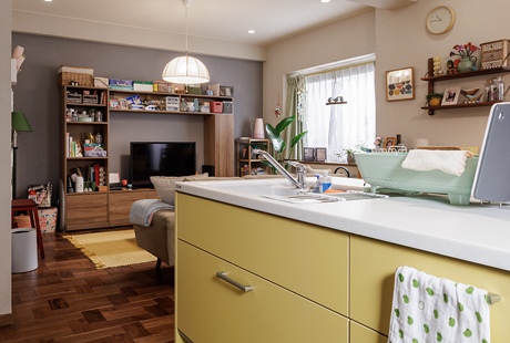 ドラマ『時すでにおスシ!?』の主人公みなとの家の黄色いキッチン。トクラスキッチンBbプラスが採用されている。