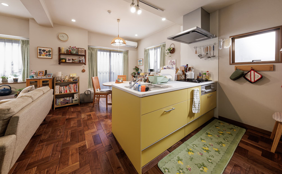 ドラマ『時すでにおスシ!?』に採用されたトクラスキッチンBbプラス。黄色の扉と白いカウンター。