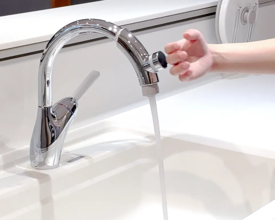 汚れた手でも使いやすい「ハンドタッチ水栓」