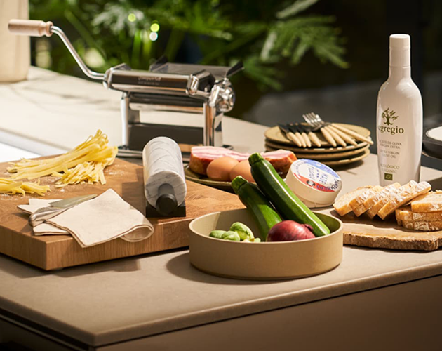 ゲストを招いたおもてなしの様子を想像しやすい、食材が並んだキッチンカウンター