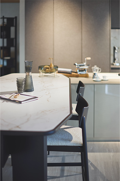 2列型キッチンと造作テーブルを組み合わせたプラン。家族やゲストとともに調理や食事をゆったりと楽しめるコミュニケーションスペース