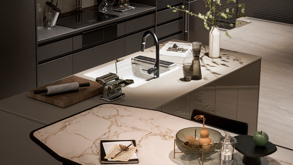 トクラスサロン東京（京橋）のメイン展示。上質な暮らしをデザインするフラッグシップショールームのキッチン空間