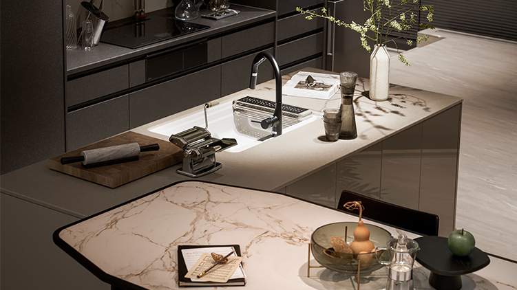 トクラスサロン東京（京橋）のメイン展示。上質な暮らしをデザインするフラッグシップショールームのキッチン空間