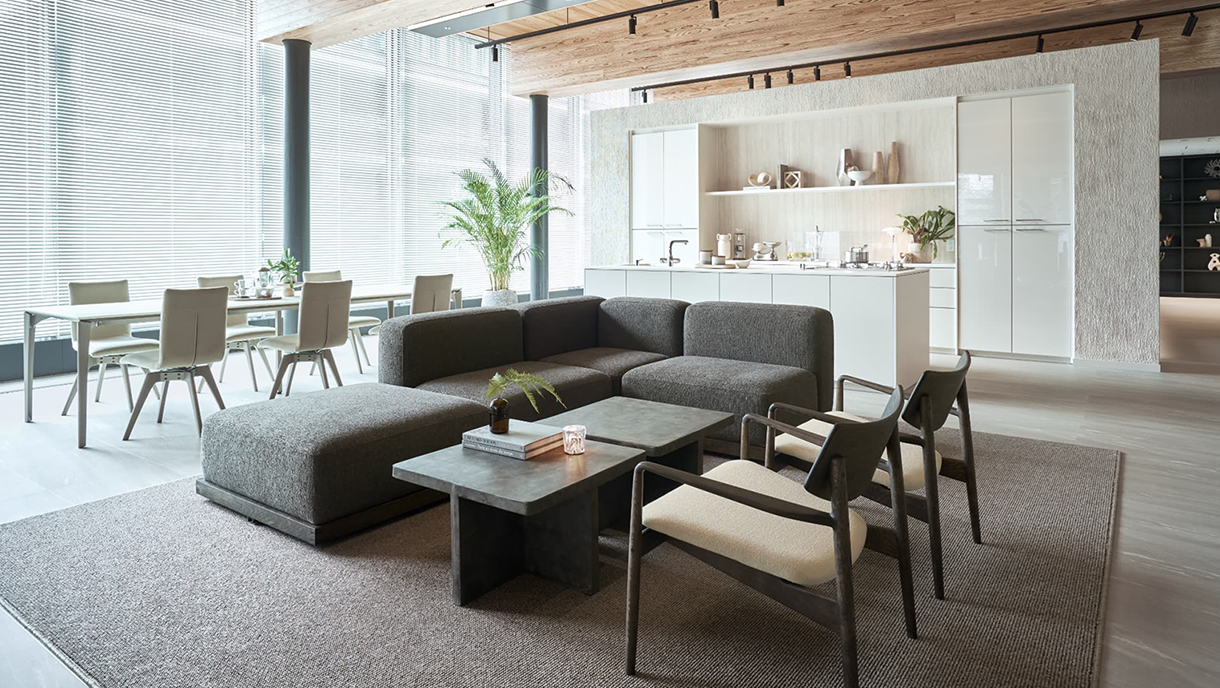 システムキッチン「Collagia（コラージア）」と上質なインテリアを組み合わせた暮らしが想像しやすいLDK展示。インテリアスタイルはマテリアルミックス