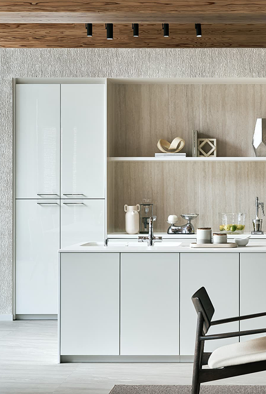 アイランドキッチンと共に、壁や床もトータルコーディネートした展示空間。