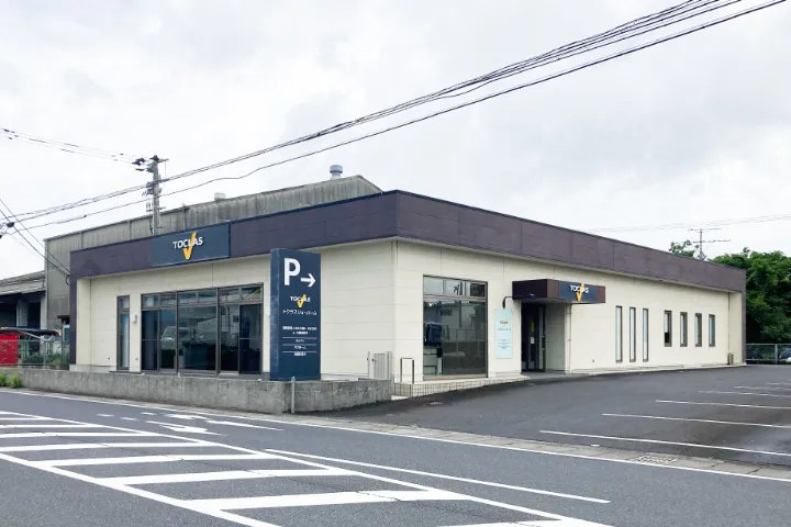 上塩屋駅徒歩15分、バス停「イオン鹿児島S.C」徒歩10分、中山ICより車で15分のキッチン・バス・洗面化粧台ショールーム、トクラス鹿児島の入り口外観