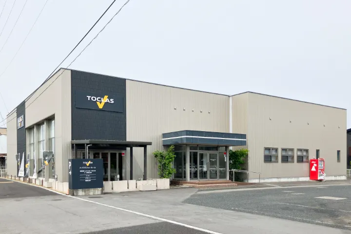 バス停「美の里団地」徒歩1分、バス停「南長潟」徒歩8分、新潟駅より車で10分、新潟亀田ICより車で3分のキッチン・バス・洗面化粧台ショールーム、トクラス新潟の入り口外観