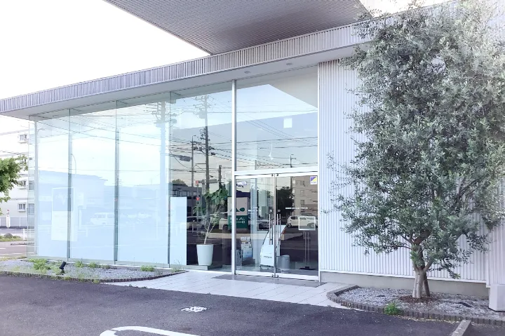 バス停「ひばり公園前」すぐ、岡崎駅より車で10分、岡崎ICより車で15分のキッチン・バス・洗面化粧台ショールーム、トクラス岡崎の入り口外観