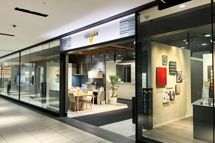 大阪駅徒歩9分、梅田駅徒歩10分のキッチン・バス・洗面化粧台ショールーム、トクラス大阪の入り口外観