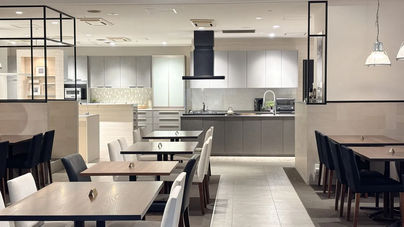 新宿駅近くの水まわりショールーム、トクラス新宿。人造大理石キッチン・バス・洗面・浄水器が揃い、リフォーム・新築の相談がしやすい展示空間