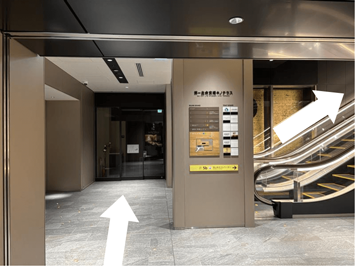 地上ゆきエスカレーターを上る