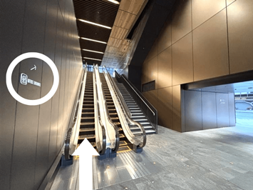 1F ホール「OFFICE ENTRANCE」のサインの方向へ