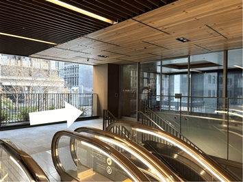 2F エスカレーターを降りて右へ