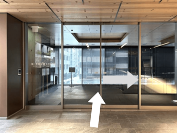 2F 自動ドアを入り右奥のエレベーターをご利用ください