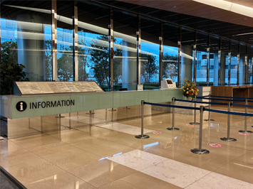 トクラスギャラリー横浜が入るビルの1階インフォメーションカウンター外観