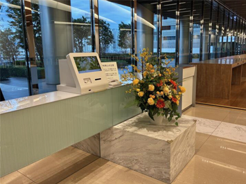 カウンターに設置された無人受付端末