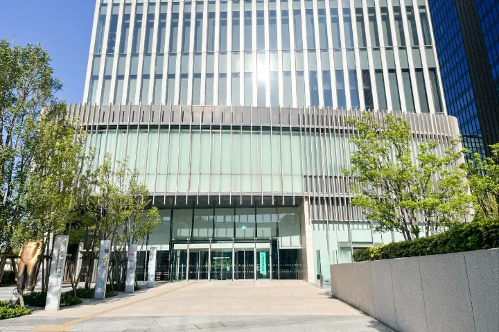 横浜駅より徒歩5分、新高島駅より徒歩2分のキッチン・バス・洗面化粧台ショールーム、トクラス横浜ショールームの入り口外観