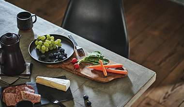 ラスティックスタイルのキッチン・リビング空間のテーブル：トクラスのコーディネート例